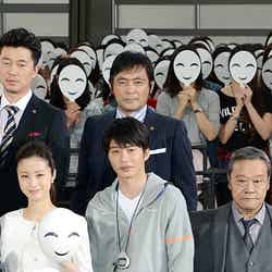 前列左から：上戸彩、田中圭、西田敏行、後列左から：新井浩文、渡辺いっけい