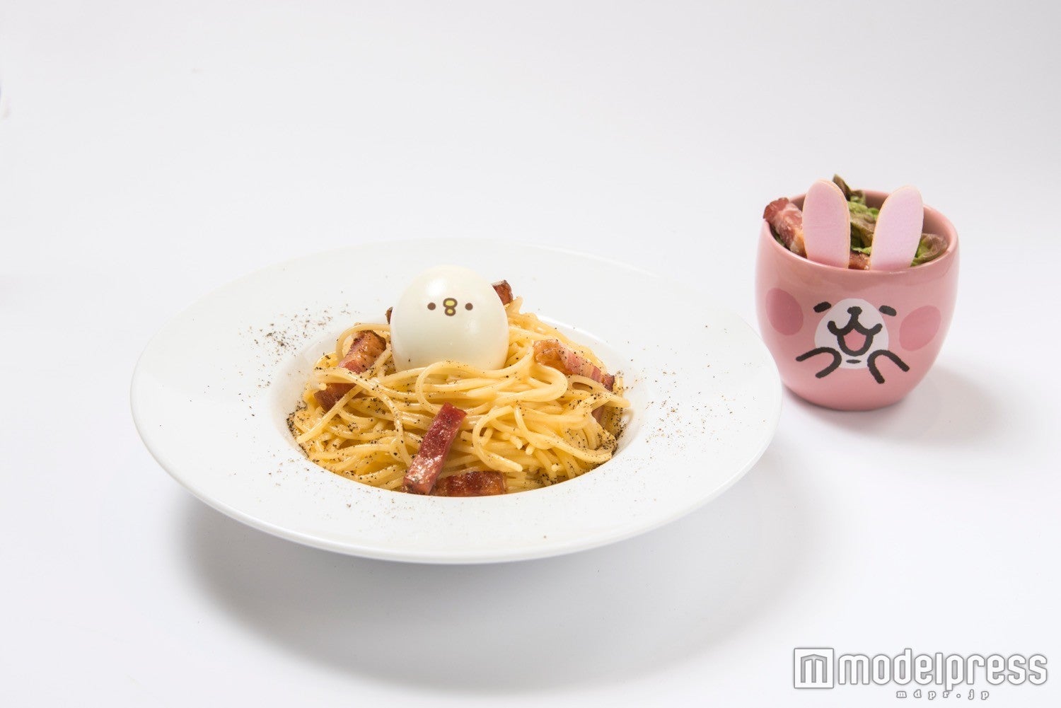 ピスケが埋まってる？！味だけじゃなくて香りも濃厚なカルボナーラ～マグカップつき￥1,680、マグカップなし￥1,280（税抜） （C）kanahei／TXCOM