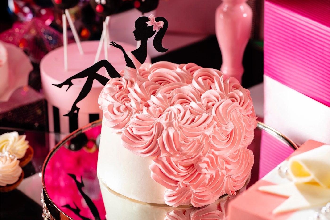 ロマンティックな花嫁のように ピンクドレスのストロベリーシフォンケーキ／画像提供：ヒルトン東京お台場