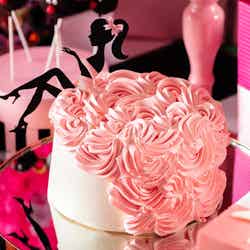 ロマンティックな花嫁のように ピンクドレスのストロベリーシフォンケーキ／画像提供：ヒルトン東京お台場