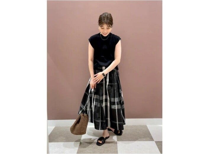 華やかで汚れの目立ちにくいダークカラーの柄スカートが一押し　出典：WEAR