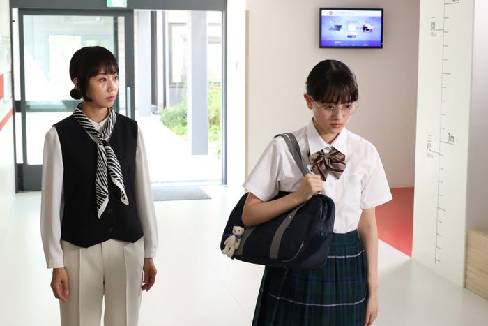 木南晴夏、上坂樹里「ビリオン×スクール」第10話より(C)フジテレビ