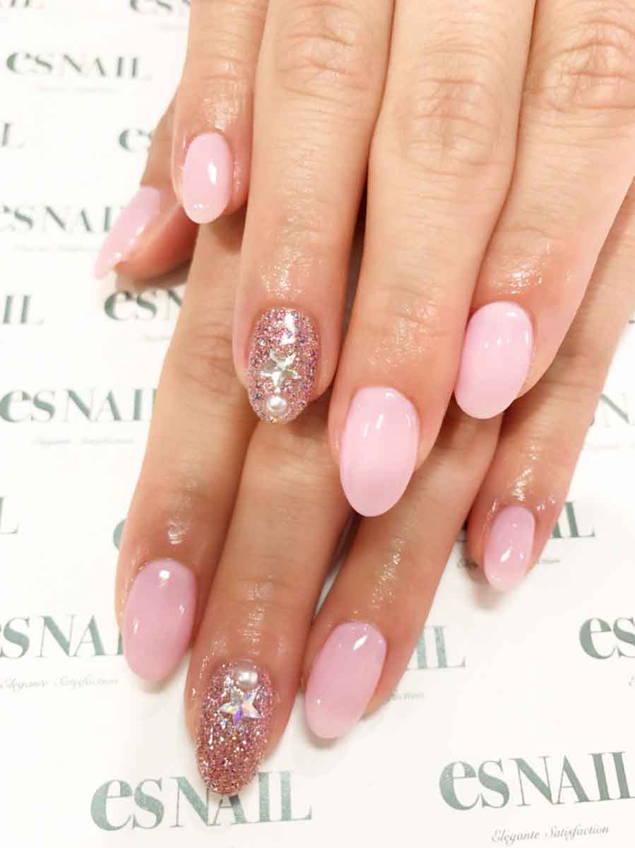 大人女子にピッタリな青みピンク／画像提供：esNAIL