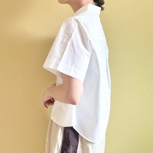 ユニクロ　コットンショートシャツ／半袖　WHITE　160cmでMサイズを着用