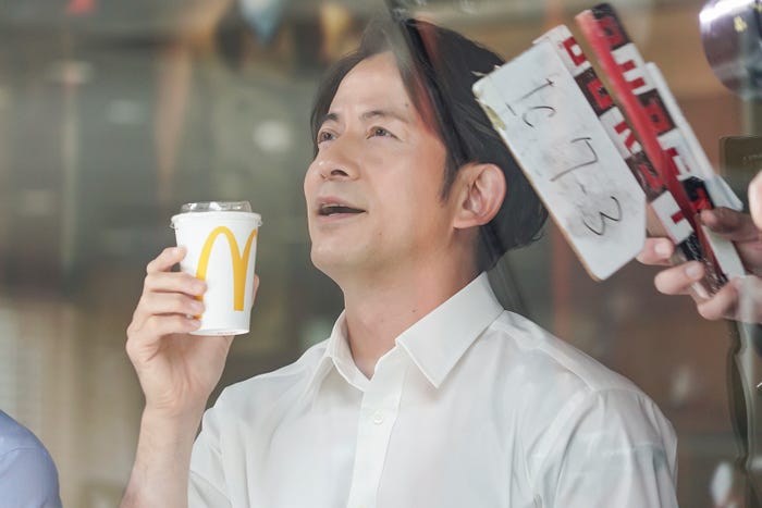 岡田准一/新CM「アイスのコーヒーのみにいこ!」篇メイキングより(提供写真)