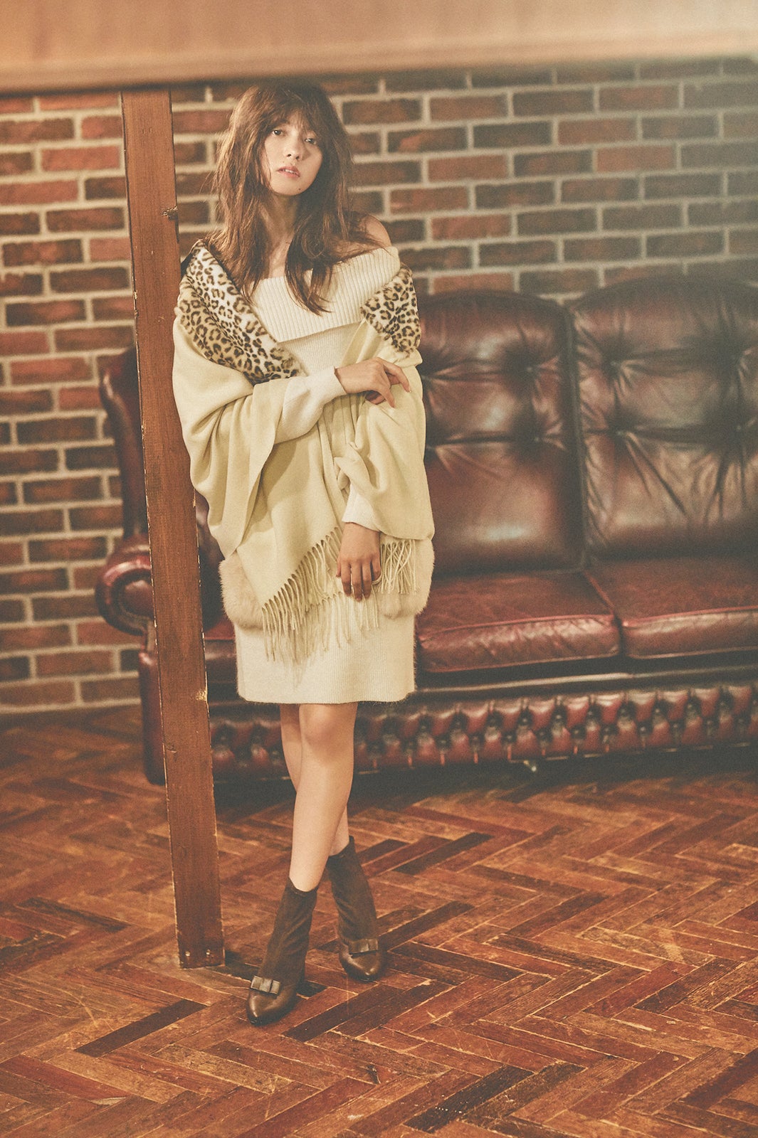 KNITDRESS￥14,800、STOLE￥6,800、SHOES￥13,800／すべてJILLbyJILLSTUART（C）TOPLOG