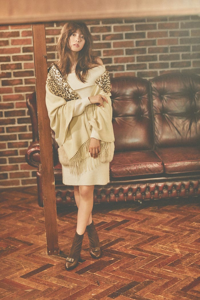 KNITDRESS¥14,800、STOLE¥6,800、SHOES¥13,800/すべてJILLbyJILLSTUART(C)TOPLOG