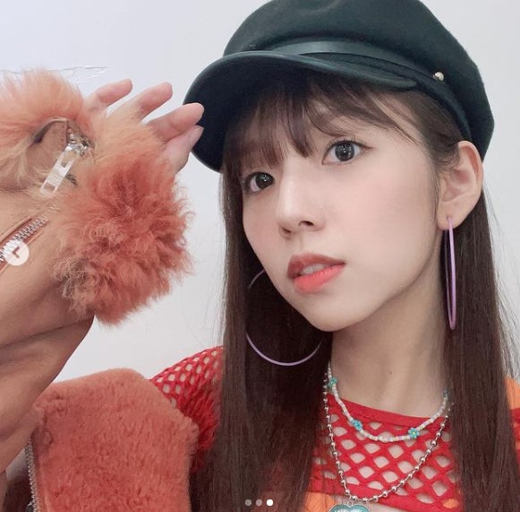 乃木坂46新内眞衣、“90年代ギャル風”ショット公開「ギャルメイク可愛い」「ミニスカだと美脚が際立つ」と反響