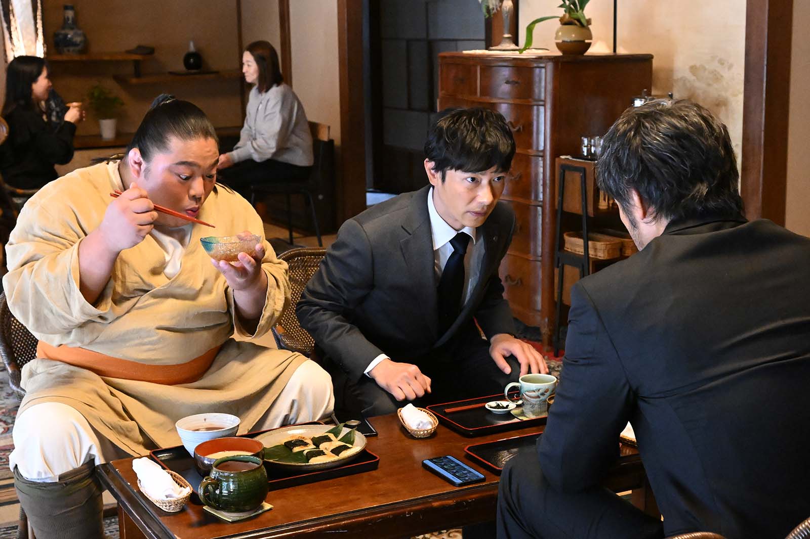 富栄ドラム、堺雅人、阿部寛「VIVANT」第4話より（C）TBS