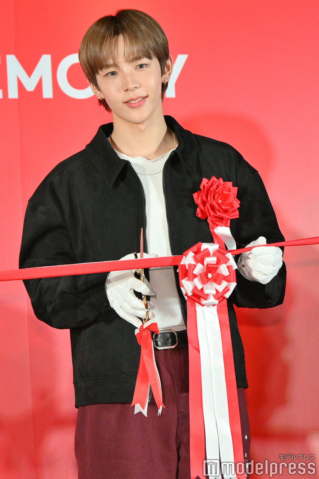 テープカットまで待機するショウタロウ（C）モデルプレス