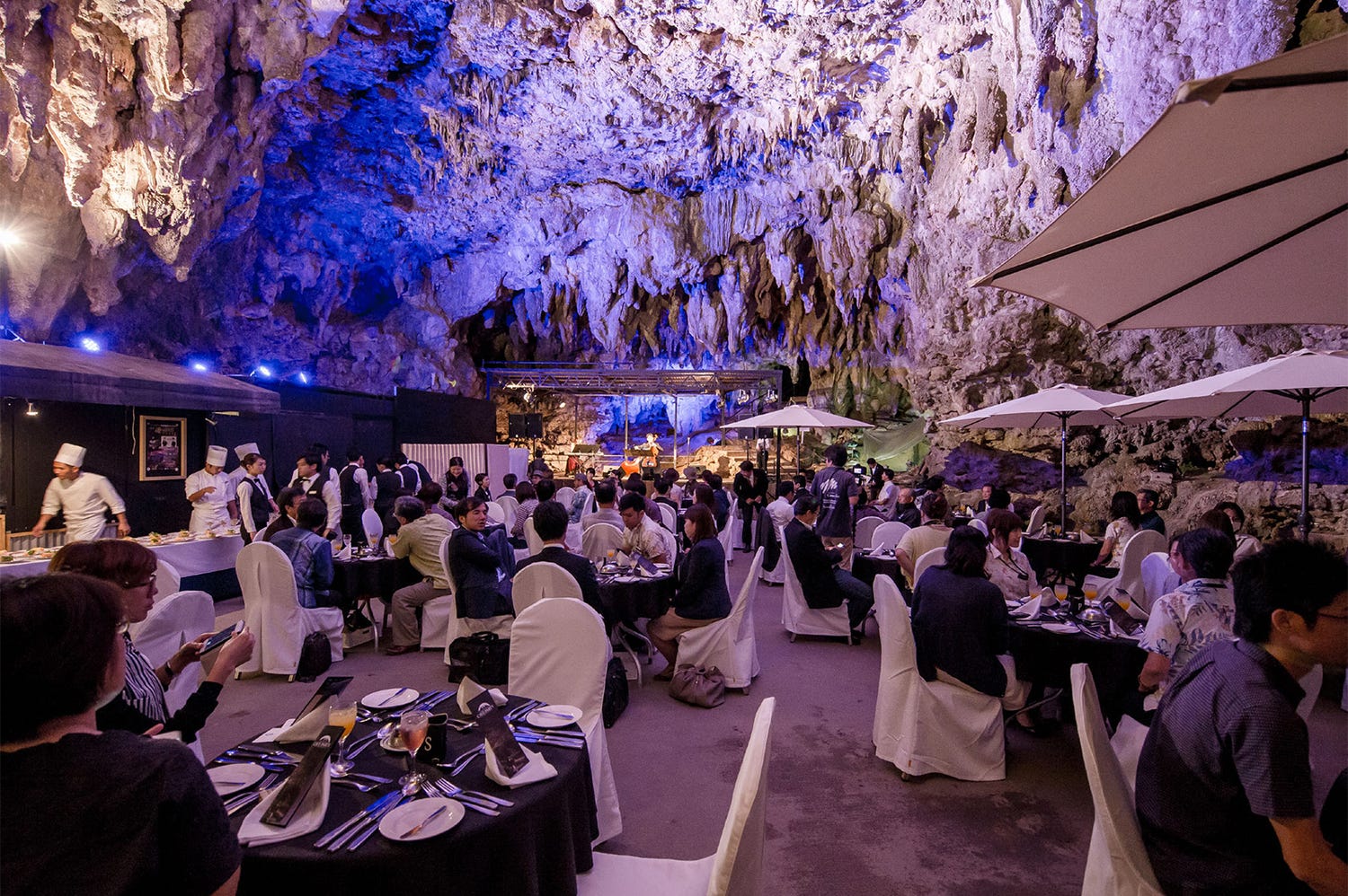 神秘的な“洞窟レストラン”が沖縄に開店!鍾乳洞ステージで生ライブを披露