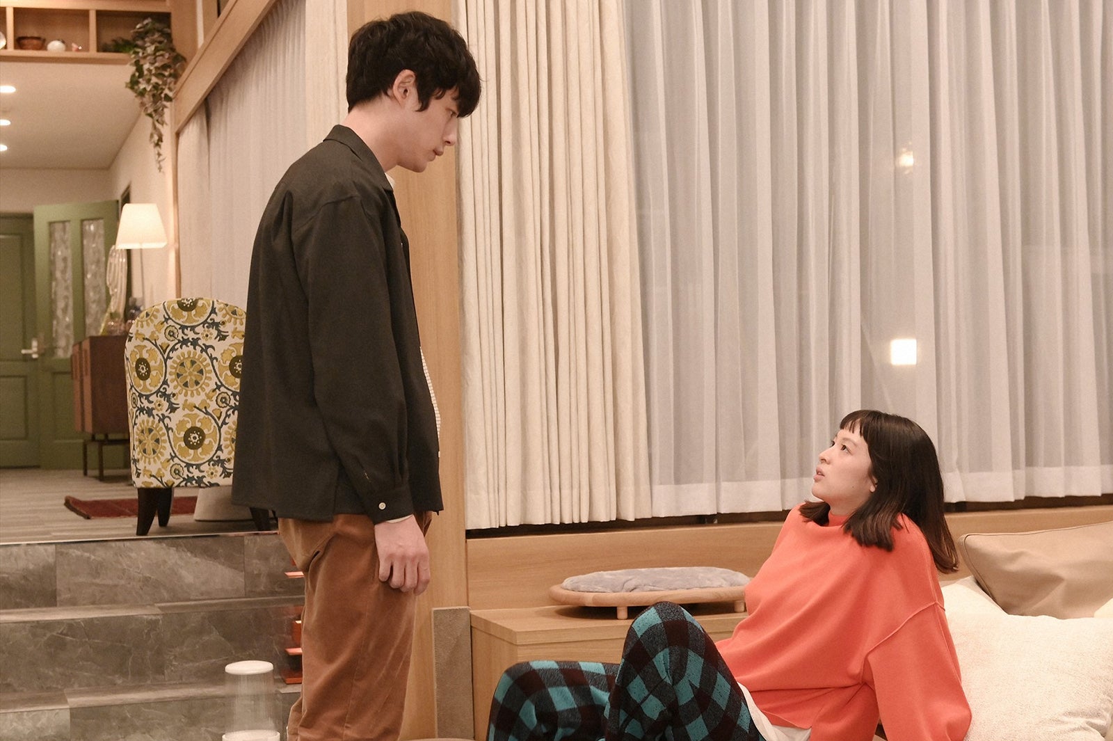 坂口健太郎、清野菜名／「婚姻届に判を捺しただけですが」第4話より（C）TBS