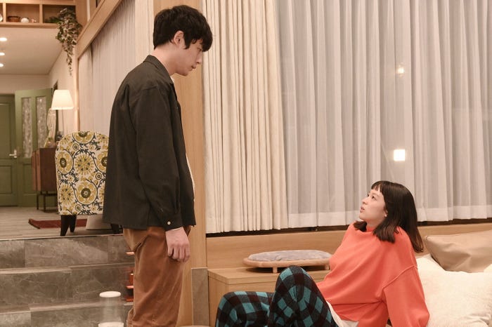 坂口健太郎、清野菜名/「婚姻届に判を捺しただけですが」第4話より(C)TBS