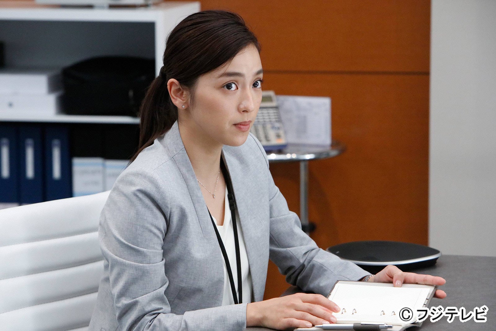 ジャケット×白のインナーで清潔感たっぷり／中村アン／画像提供：フジテレビ