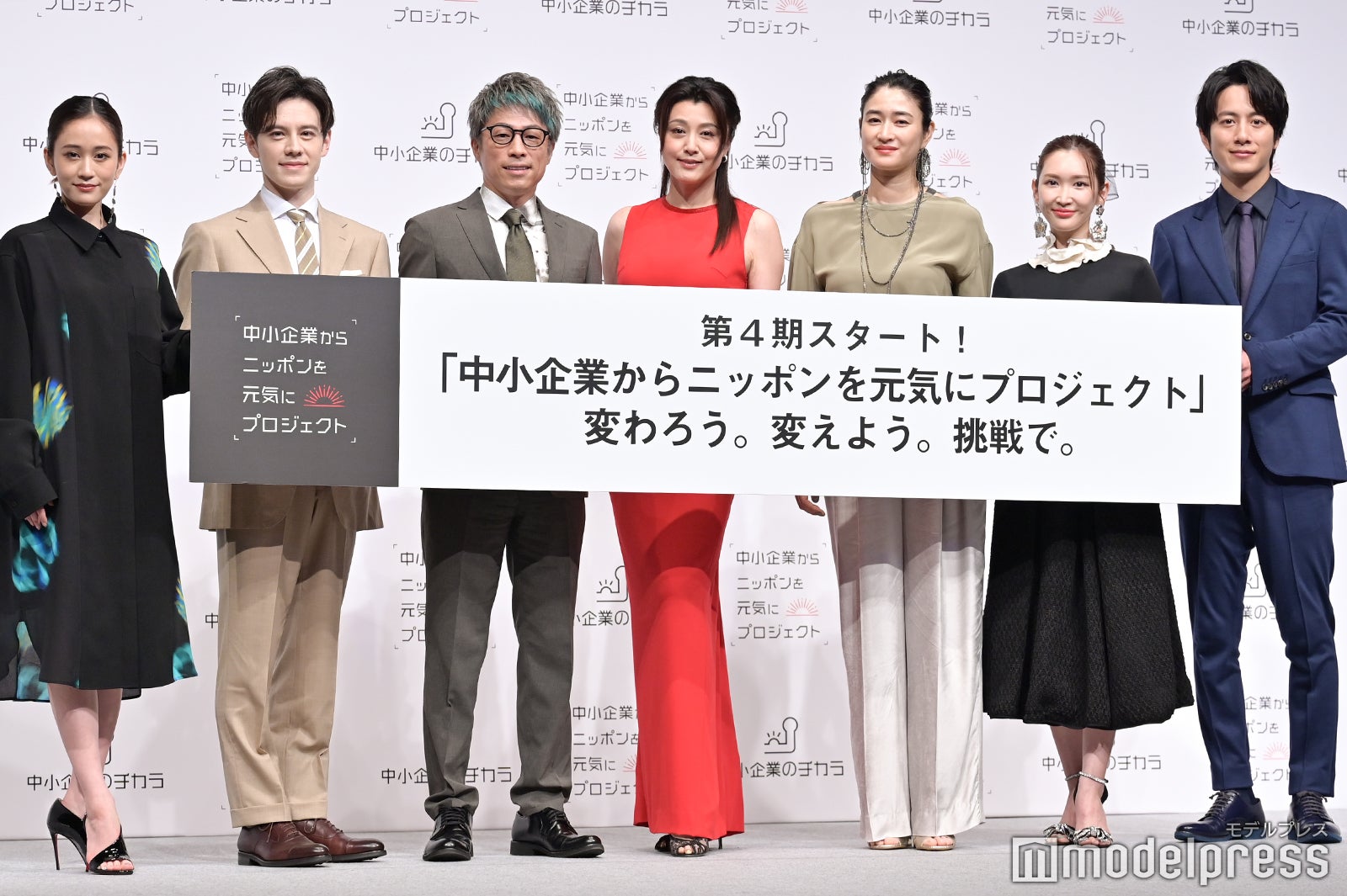 （左から）前田敦子、ウエンツ瑛士、田村淳、藤原紀香、小雪、紗栄子、溝端淳平 （C）モデルプレス