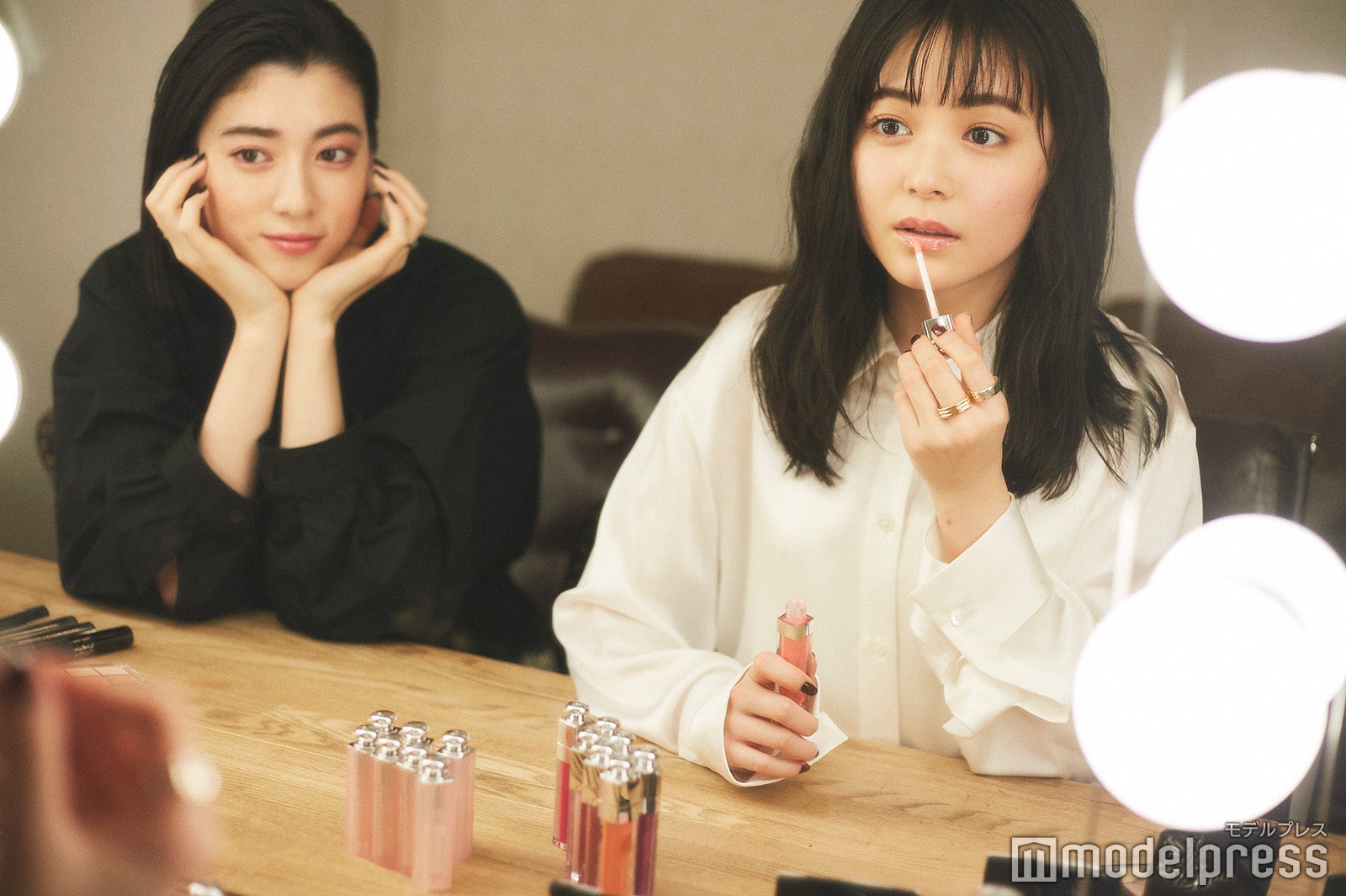 三吉彩花（左）＆久間田琳加（右）（C）モデルプレス