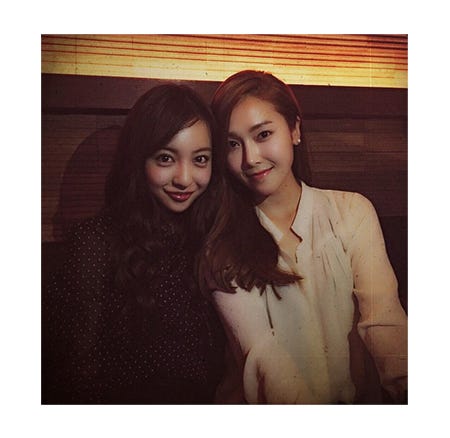 (左から)板野友美、ジェシカ/板野友美Instagramより