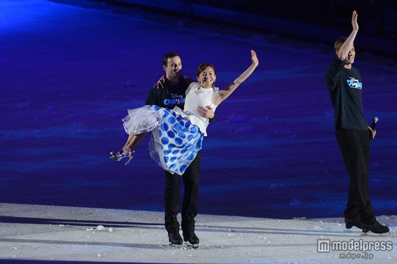 リフトアップされ登場する華原朋美（C）Disney