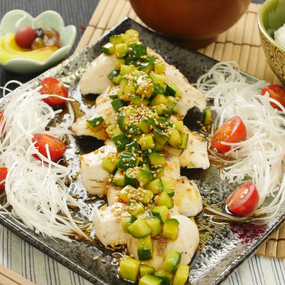 レンジで簡単しっとり。中華風ピリ辛蒸し鶏きゅうり