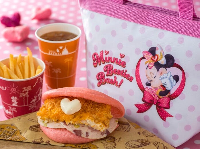 「ニューヨーク・デリ」のスペシャルセット 1470円（プラス1200円でスーベニアランチケース付き）。ソーセージとマッケンチーズグラタンのサンドとフレンチフライポテト、ソフトドリンクのセット