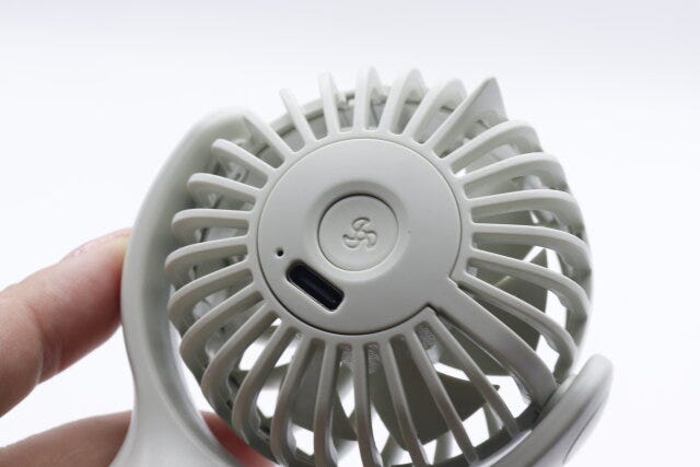 ダイソー　首振りミニ扇風機　Type-C
