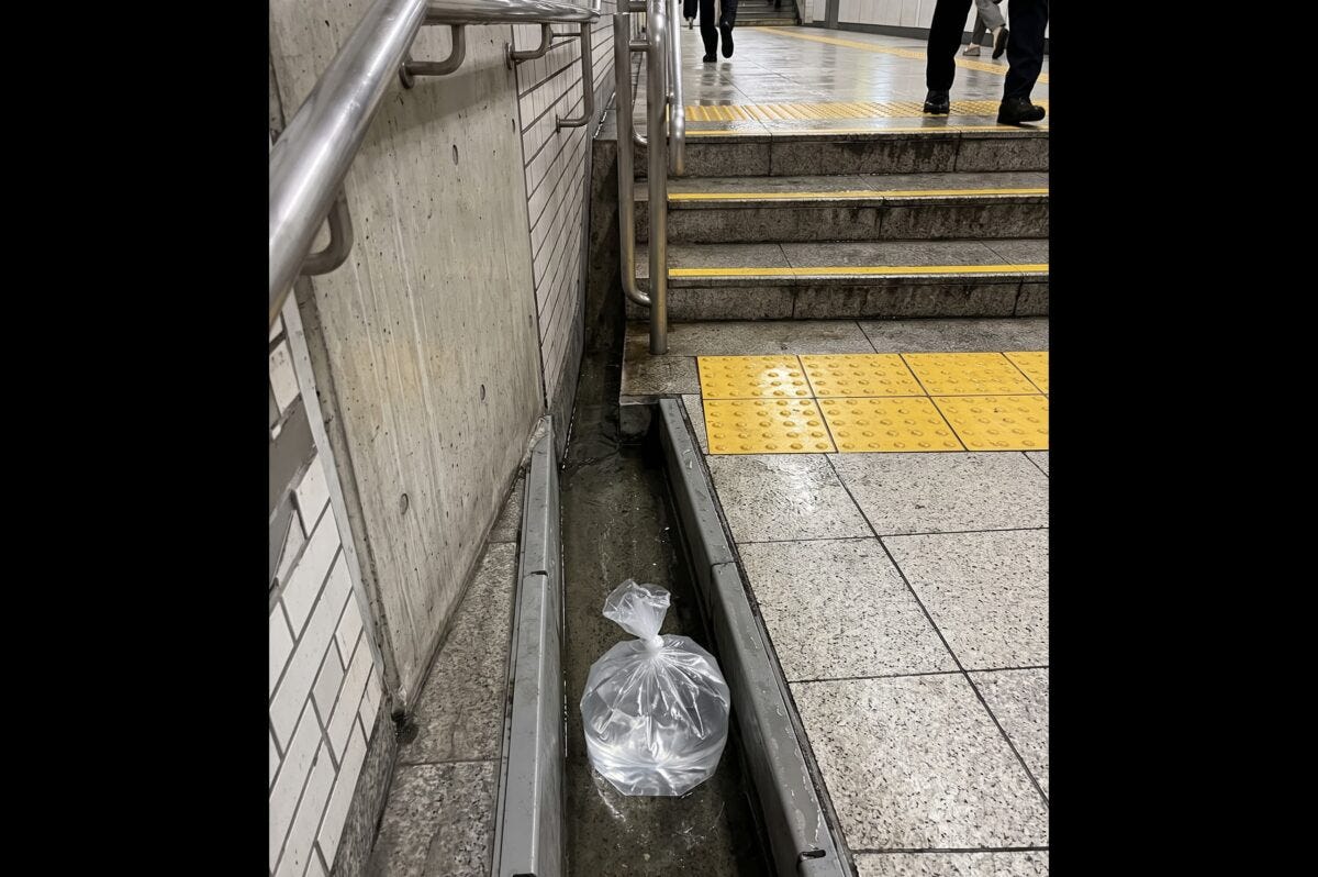 駅構内に置かれた水嚢