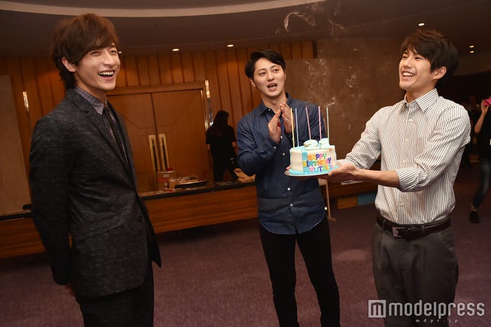 伊村製作所からバースデーケーキの贈呈(C)モデルプレス