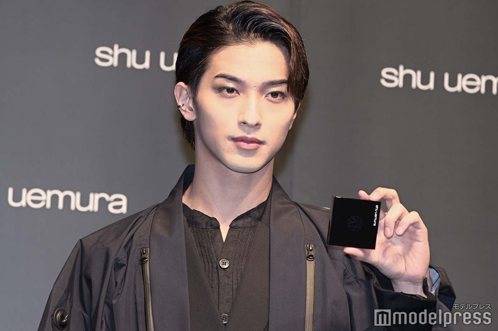 アイシャドウパレットを持つ横浜流星（C）モデルプレス