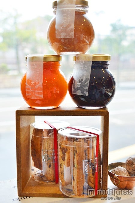 色鮮やかなフルーツジャムと焼き菓子