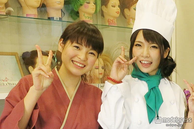 “日本一カワイイ生徒会”女子高生がキュートなバイト服に変身