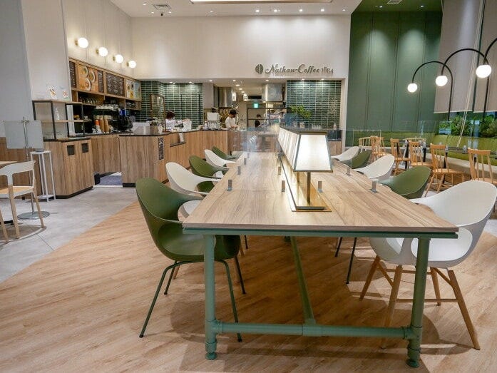 「Nathan-Coffee 1884」店内の様子。チェアやソファなど全52席