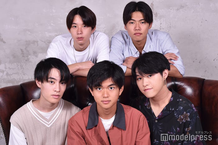 「ミスター慶応理工」ファイナリスト/左上から時計回りに濤川達也さん、日比琉偉さん、鄭幸陽さん、伊藤優之介さん、佐藤聞世さん(C)モデルプレス