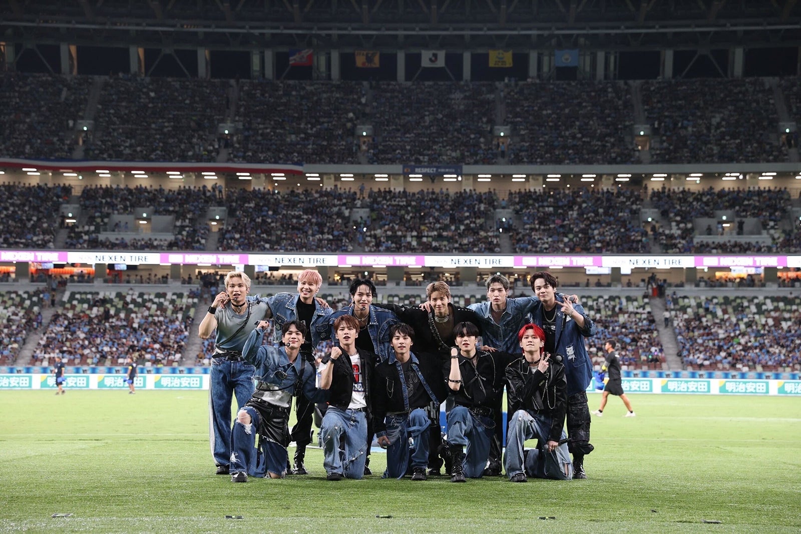 JO1、観衆6万人超えの前でパフォーマンス「Jリーグワールドチャレンジ」ハーフタイムショー登場