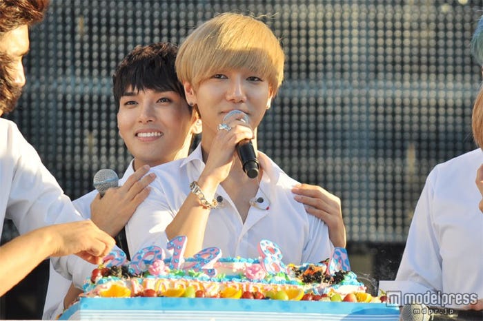 この日28歳のバースデーを迎えたイェソン(右)のためにバースデーケーキが用意された。