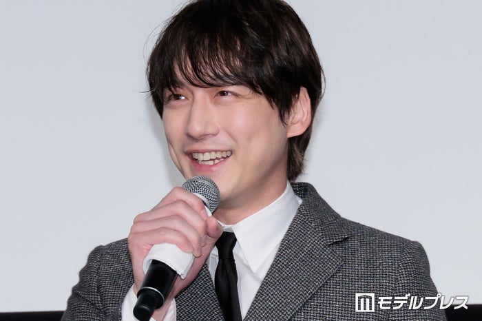 坂口健太郎の娘役、初日舞台挨拶にサプライズ登場 サボテン型のバルーンを持って壇上へ【私はあなたを知らない、】
