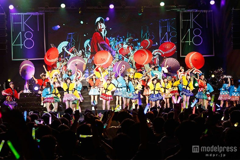 ライブの様子（C）AKS