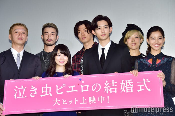 前列左から:御法川修監督、志田未来、竜星涼、新木優子/後列左から:(WHITE JAM)GASHIMA、SHIROSE、NIKKI(C)モデルプレス