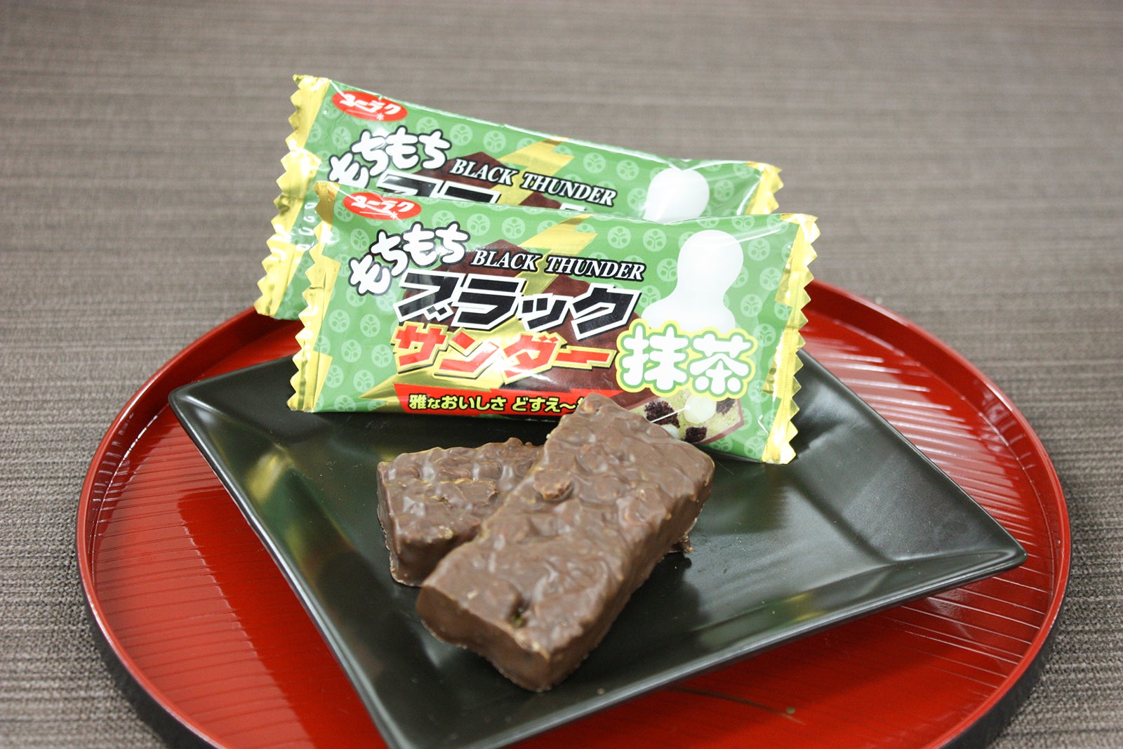 ブラックサンダー史上初“もちもち×ザクザク”食感 2つの新フレーバー