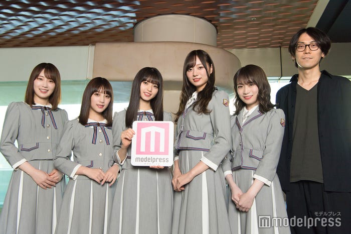 (左から)高山一実、与田祐希、齋藤飛鳥、梅澤美波、秋元真夏、岩下力監督(C)モデルプレス