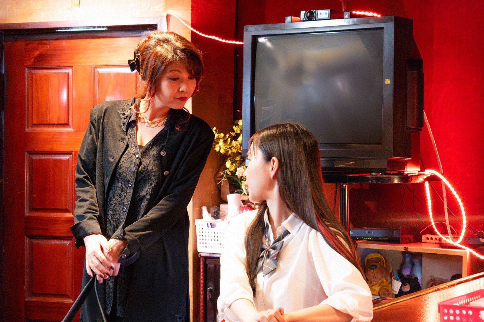 飯島直子、井桁弘恵「伝説の頭 翔」第3話より（C）テレビ朝日