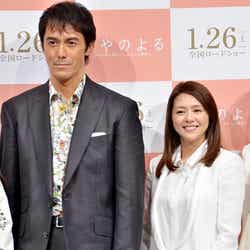 (左から)阿部寛、小泉今日子