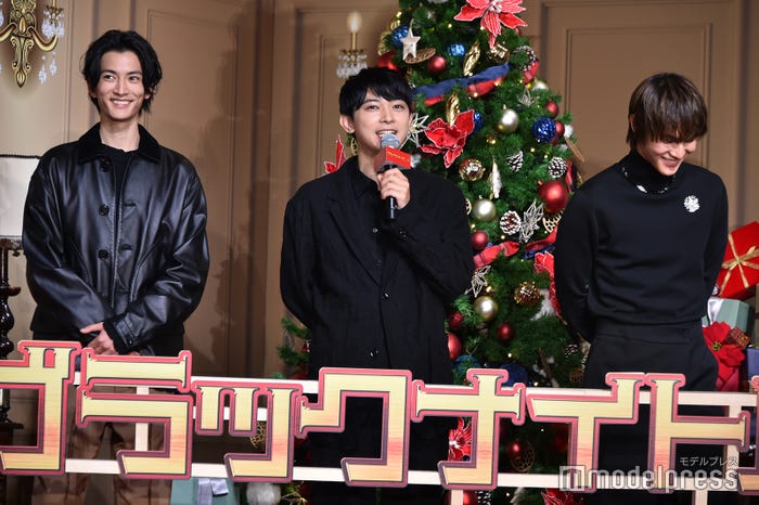 「クリぼっち」でも楽しめることをアピールする吉沢亮とそれを聞いて笑う渡邊圭祐と中川大志(C)モデルプレス