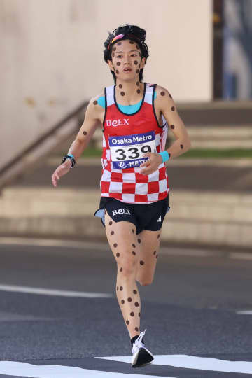 【大阪マラソン】吉田響の全身に丸いテープ 目立つシルエットでペースメーカーもぶち抜く ネット騒然「目立ちすぎやろ」「すごいことなってんな」
