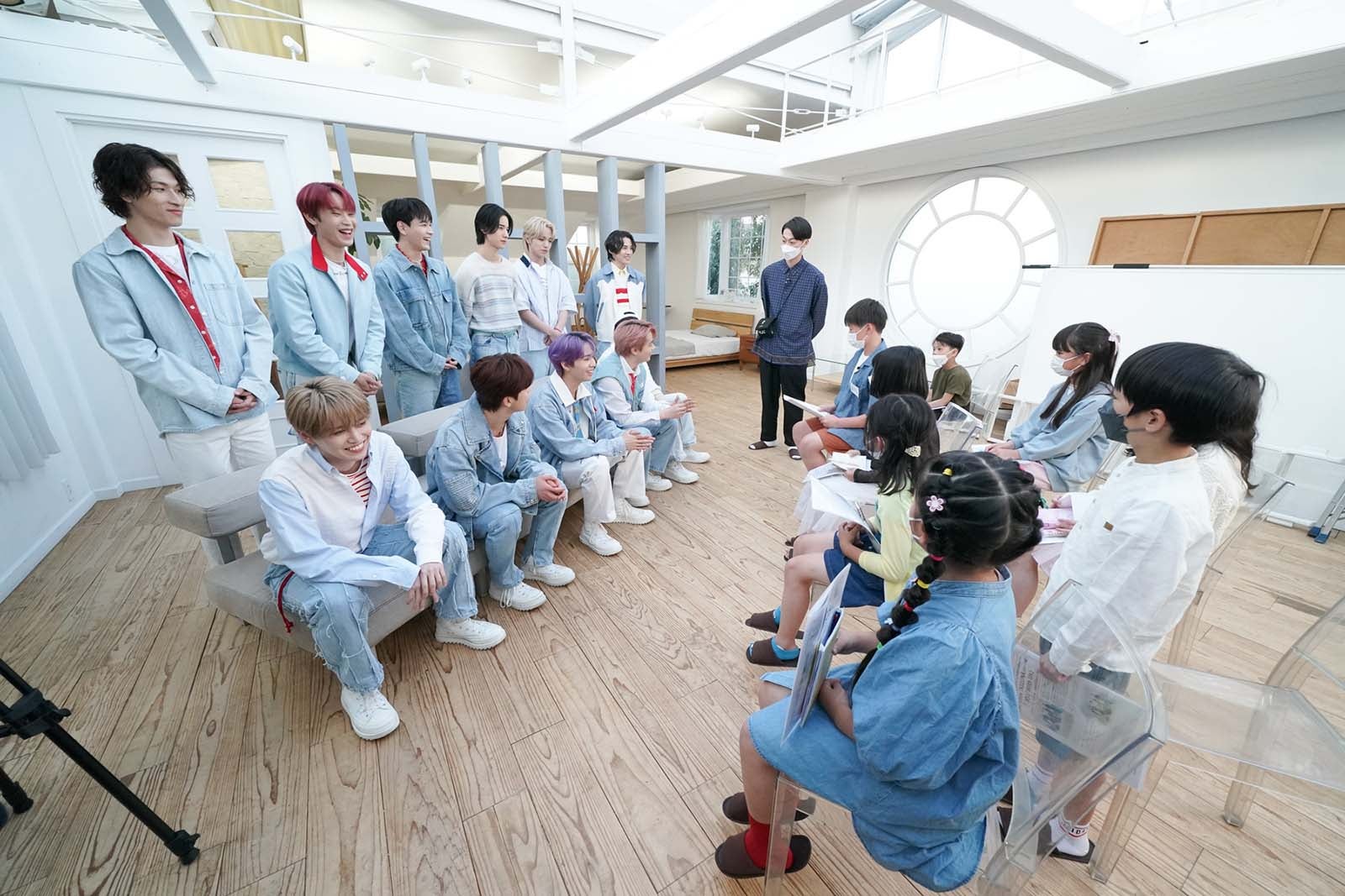 小学生記者による取材会の様子（C）LAPONE ENTERTAINMENT