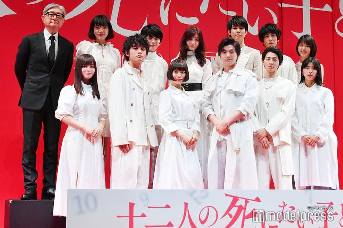 (前列左から)橋本環奈、北村匠海、杉咲花、新田真剣佑、高杉真宙、黒島結菜(後列左から)堤幸彦監督、古川琴音、渕野右登、吉川愛、萩原利久、坂東龍汰、竹内愛紗 (C)モデルプレス