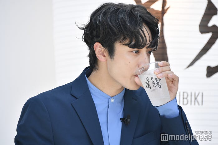 焼酎を試飲する小関裕太(C)モデルプレス