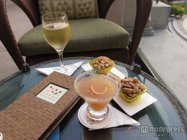 「Luana Lounge」でのんびりカクテルやワインを堪能／photo by Alan Light