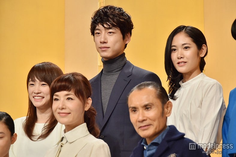 （左から）川栄李奈、坂口健太郎、阿部純子