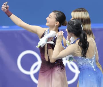 フィギュア女子 表彰台の自撮り写真が激カワ♥坂本花織が持ったティナが「おめでとー！って」工夫凝らし抜群の角度「感動した」