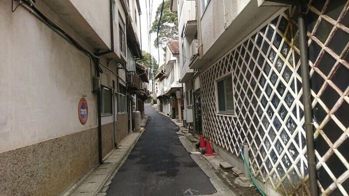 温泉津温泉の街並みから。メインストリートから少し横道にはずれると情緒たっぷり（2020年3月撮影）